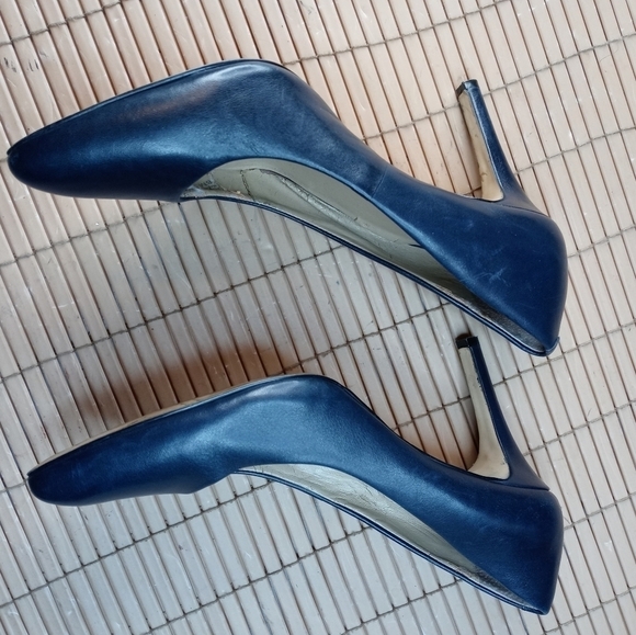 ANN TAYLOR Classic BLUE MILA LEATHER 4" heel PUMPS sz 8B. Inside lining some pee - Picture 9 of 10
